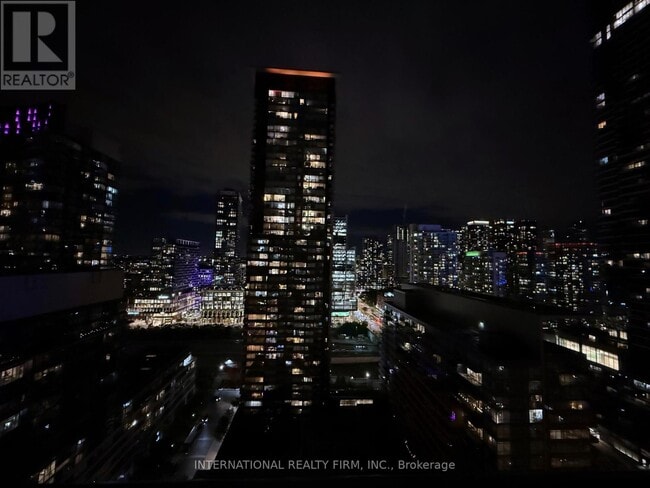 Building Photo - 15 Fort York Blvd