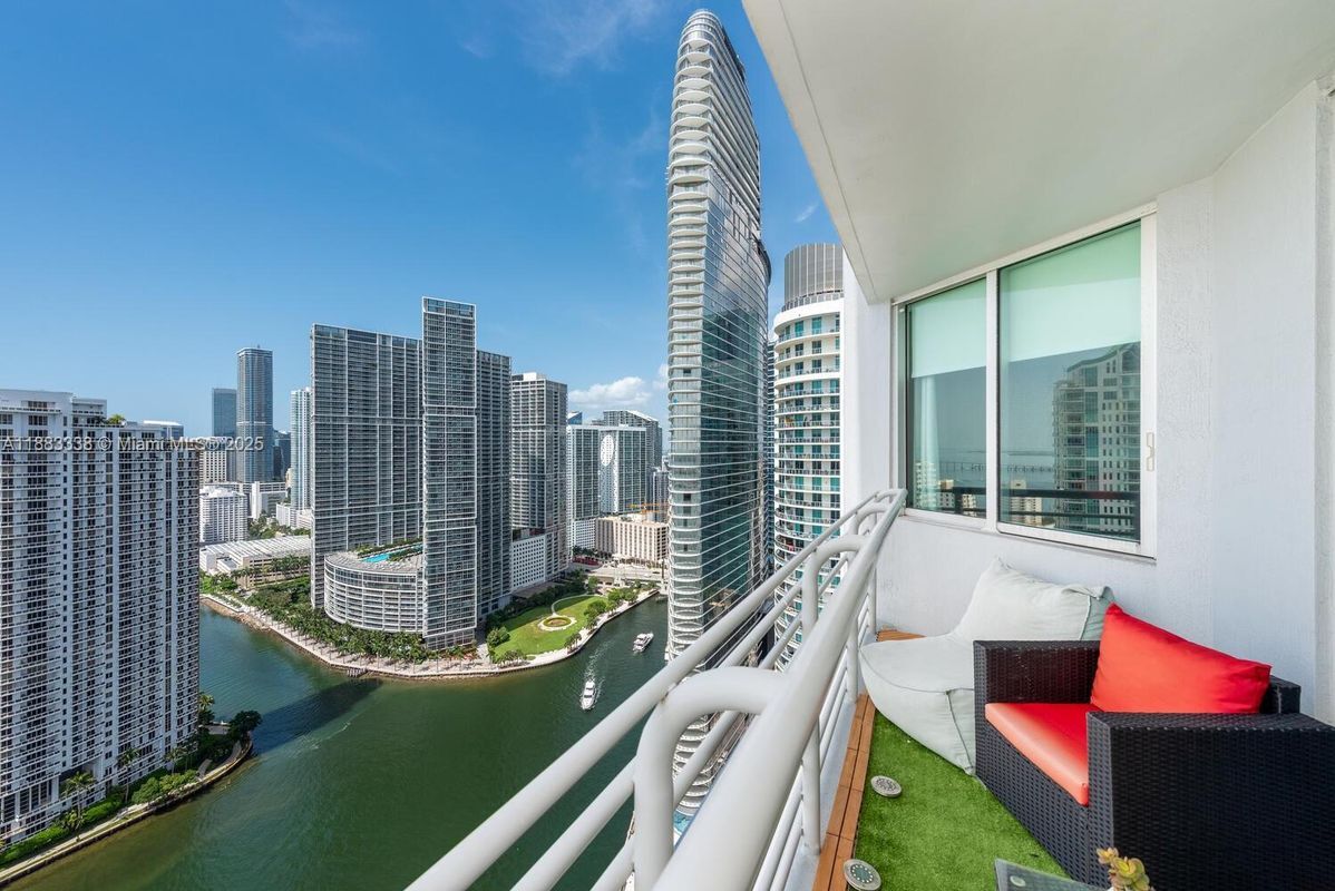 Foto del edificio - 325 S Biscayne Blvd