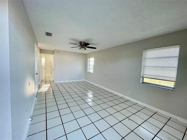 Building Photo - 501 W Kalmia Dr