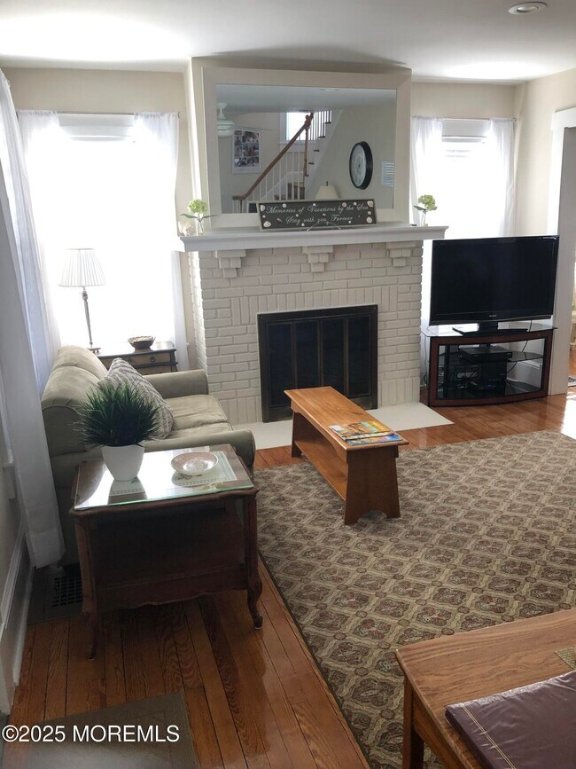 Foto del edificio - 405 Monmouth Ave
