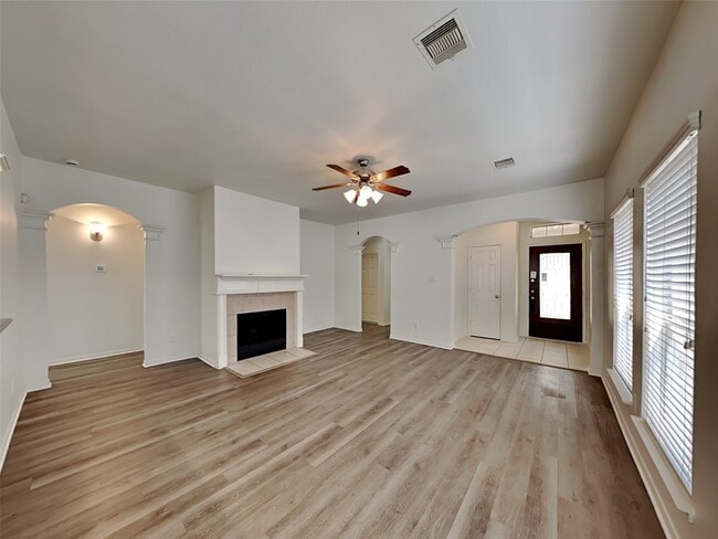 Foto del edificio - 9719 Bark Ridge Ln