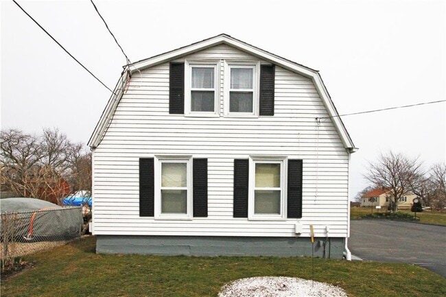 Building Photo - 563 Aquidneck Ave