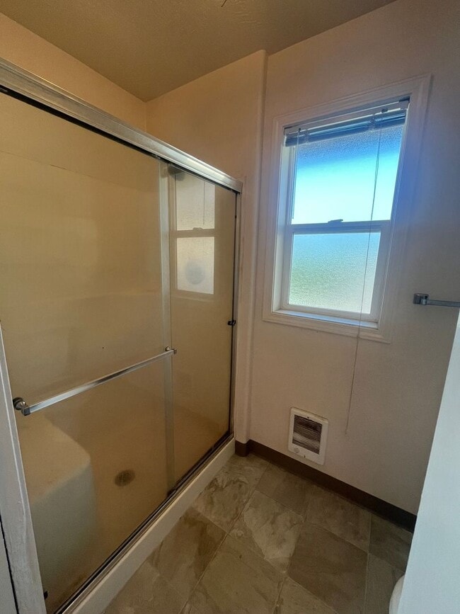 Building Photo - 1-bedroom 1-Bathroom Duplex in Springfield
