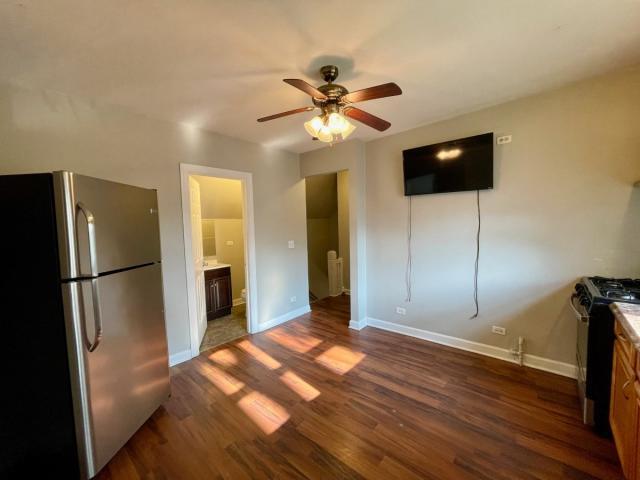 Building Photo - 1 bedroom in ELGIN IL 60120