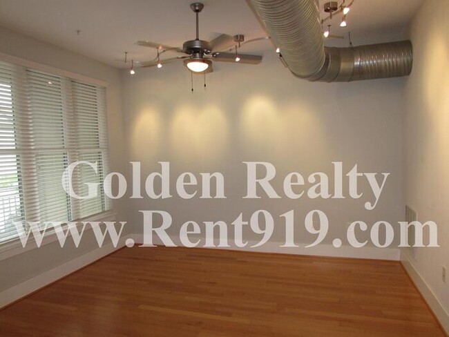 Building Photo - Move-in ready condo located right in RTP!