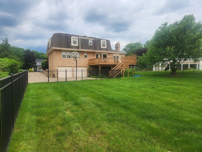 Building Photo - 4 Bedroom 2.5 Bath Beautifully Maintained ...
