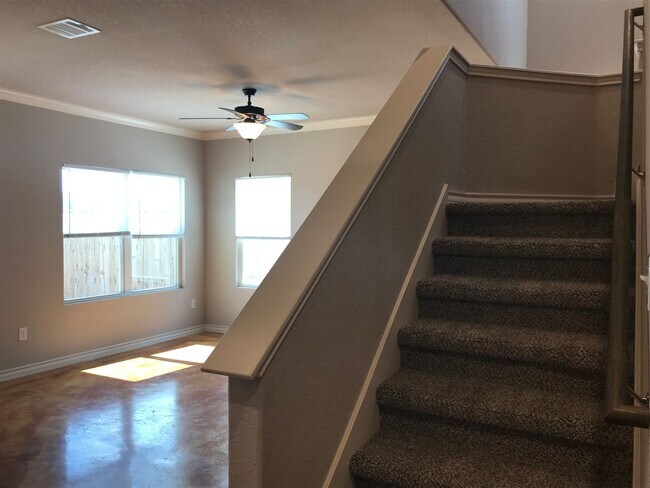 Building Photo - Town home for rent
