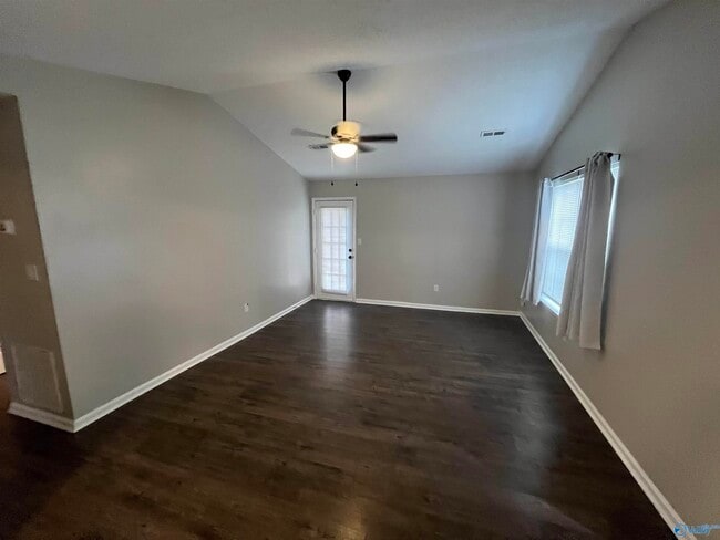 Building Photo - 121 Bramblebush Dr