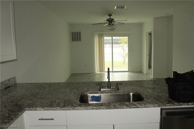 Foto del edificio - 912 SW 39th Terrace