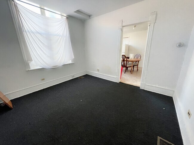 Living room - 653 W 28th St
