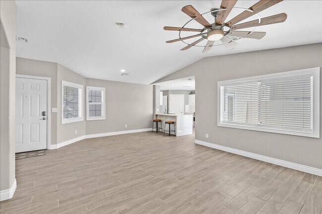 Foto del edificio - SINGLE STORY 3 BED/2 BATH