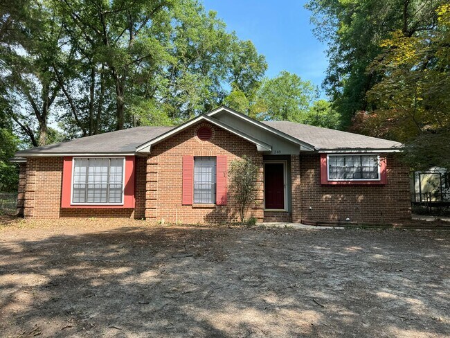 Building Photo - 3-Bedroom Move in ready and waiting for you!