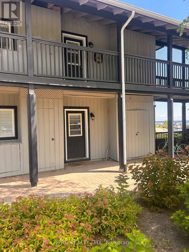 Photo du bâtiment - 445-445 Mariners Way