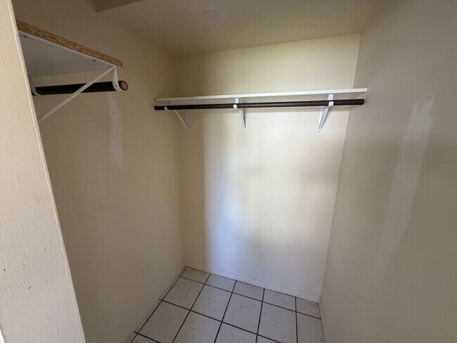 Foto del edificio - 42 Waikalani Pl