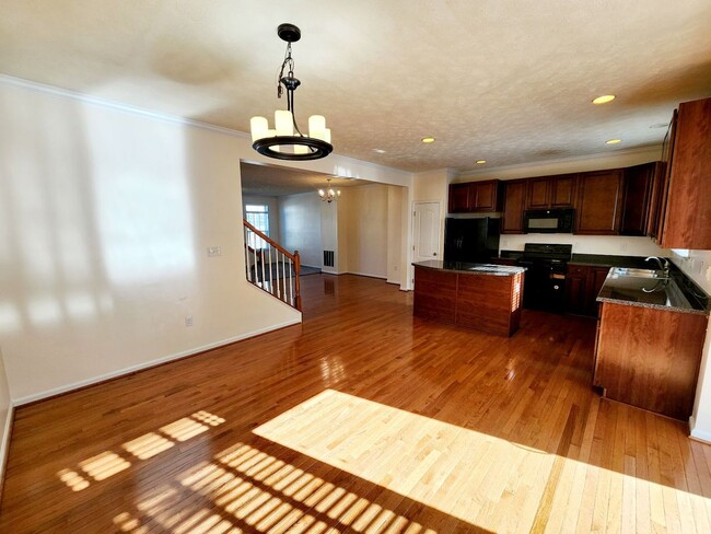 Building Photo - 4 bed/3.5 bath Townhouse in Suncrest Villa...