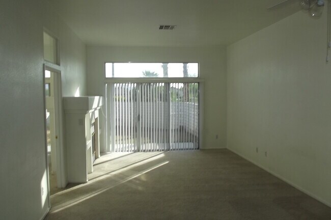 Foto del edificio - North Las Vegas 2 bedroom Townhouse