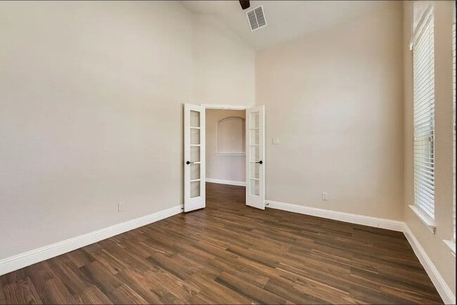 Building Photo - 2216 Grant Pk Wy