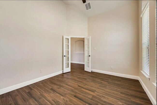 Foto del edificio - 2216 Grant Pk Wy