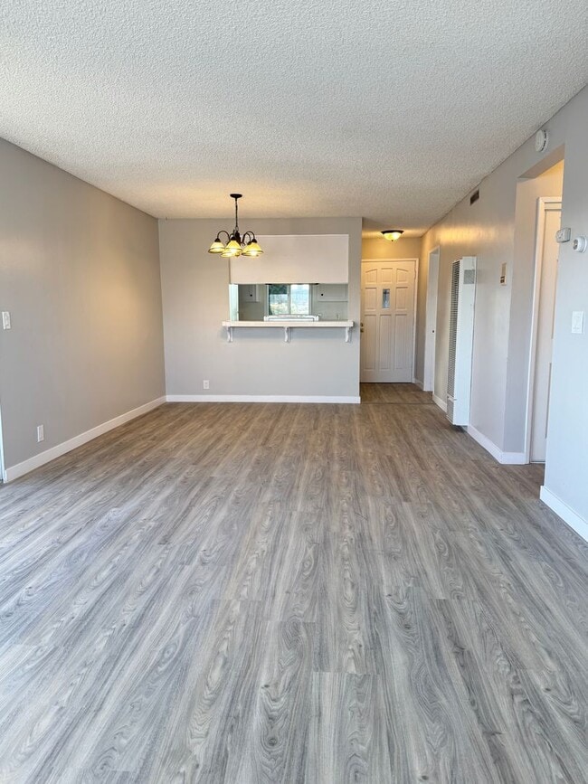 Foto del edificio - 2-Bedroom Residence with Front-Row Views on Lively 2nd Street