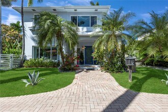 Building Photo - 1121 NE 85th St