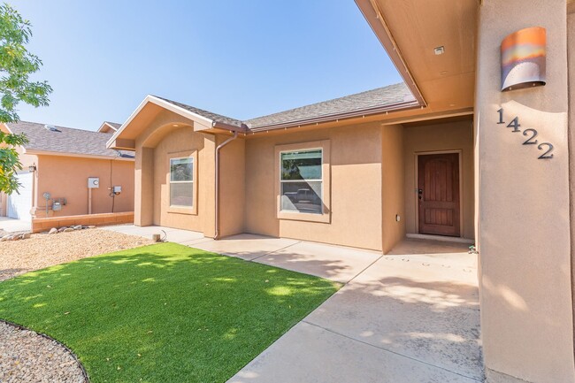 Building Photo - Beautiful 3 Bed 2 Bath Home - 1/2 Off 1st ...