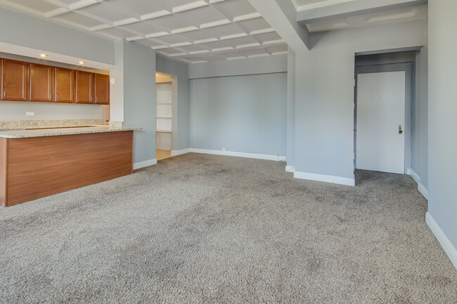 Building Photo - 1211 N LaSalle Dr