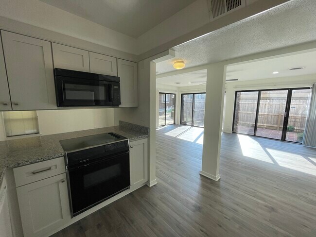 Building Photo - 1891 Poplar Woods Cir E