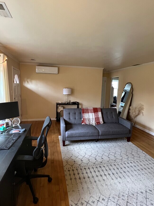 Foto del edificio - 10616 Oak Pl