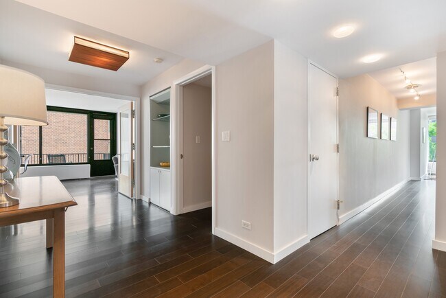 Foto del edificio - 1400 N State Pkwy