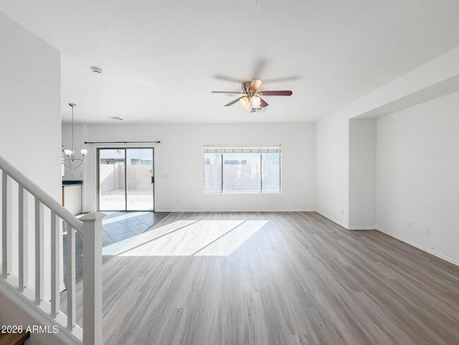 Photo - 1009 E Iris Dr House