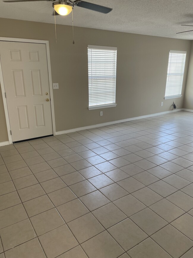 Building Photo - 426 Apple Dr