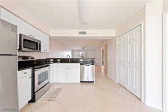 Building Photo - 4925 Sandra Bay Dr