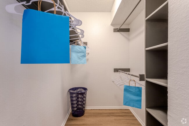 Vestidor con estanterías integradas: soluciones de almacenamiento organizadas - Fountains of Jupiter Apartments