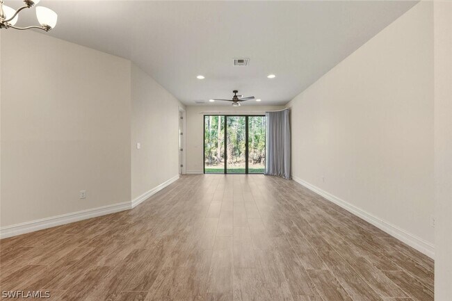 Foto del edificio - 7923 Bristol Cir