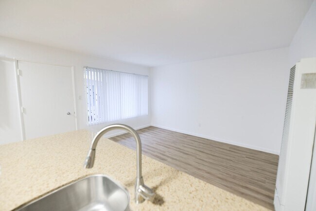 Building Photo - 247 Avenida Del Poniente