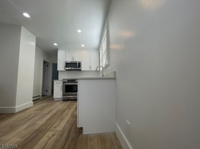 Building Photo - 1380 Alina St