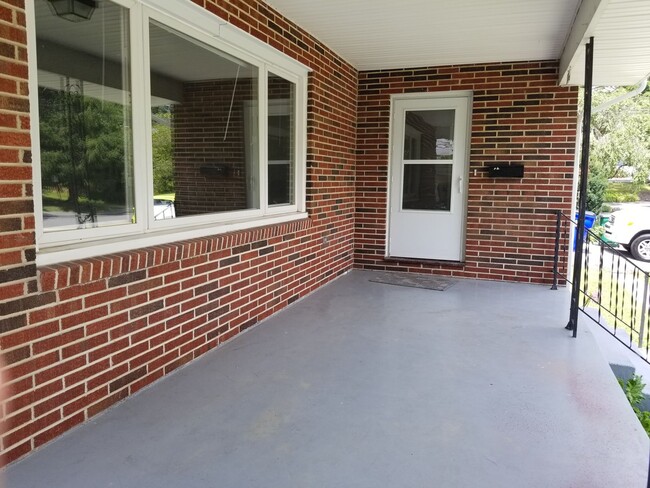 Building Photo - Spacious Home in Downtown Blacksburg