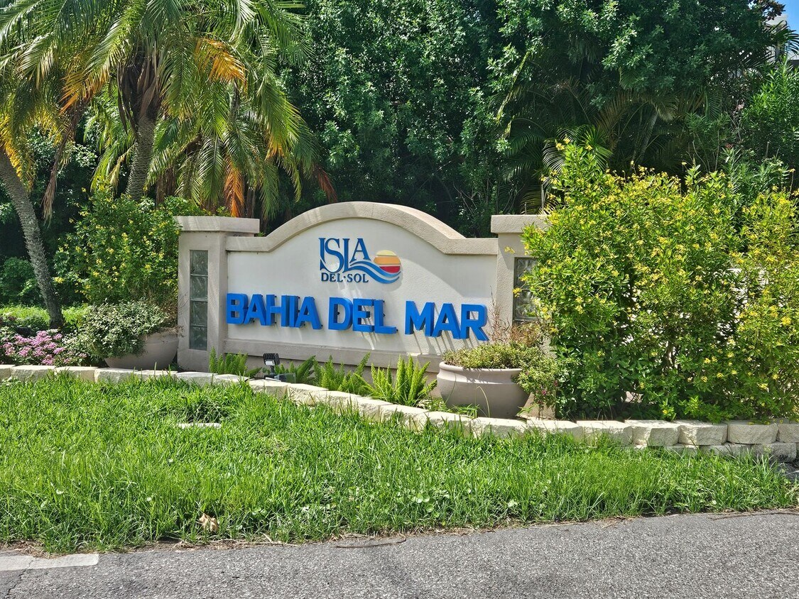 Primary Photo - 2 bedroom/2 bath Condo with Waterviews and...