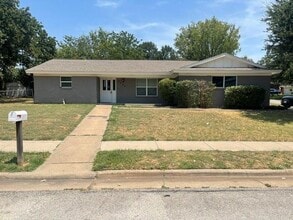 Building Photo - 2232 Shady Brook Dr