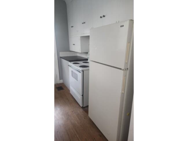 Building Photo - 3 bedroom 2 bath Apartment