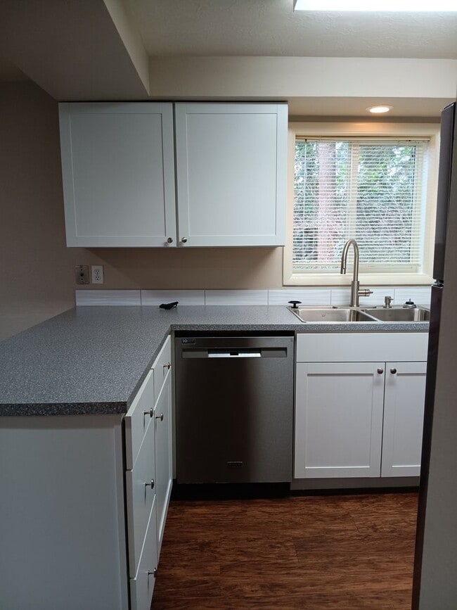 Foto del edificio - This Charming location Is Ready For You!