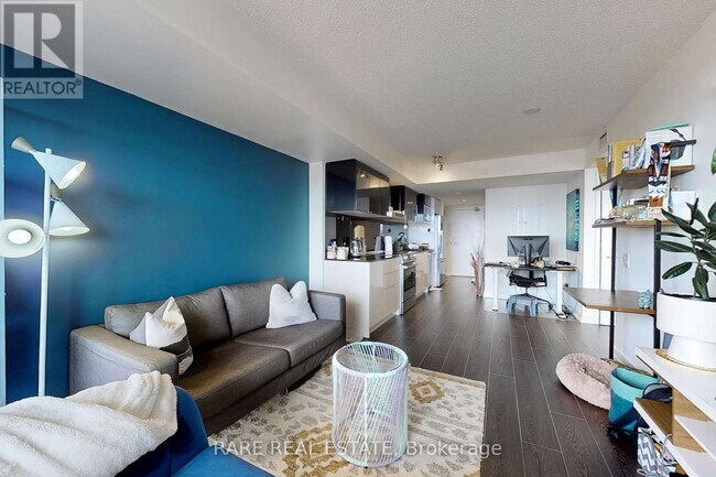 Photo du bâtiment - 72 Esther Shiner Blvd