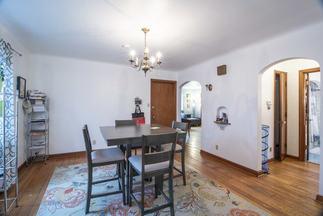Building Photo - 3159 Bellewood Ave