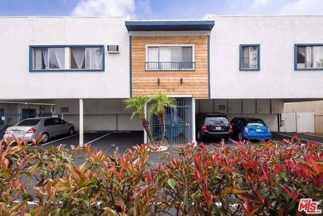 Foto del edificio - 15115 Victory Blvd