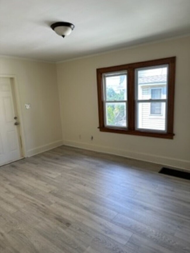Foto del edificio - 2 bedroom & 1 bathroom House in Kenmore