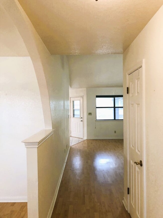 Building Photo - Country setting... on 2.69 acres!