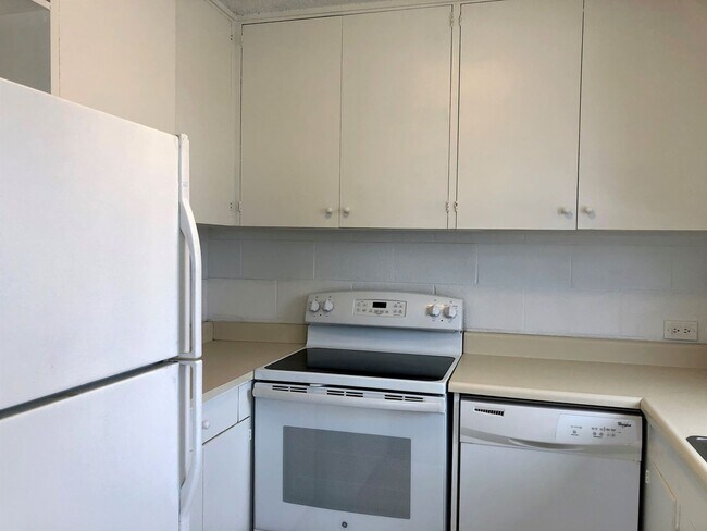 Foto del edificio - Pet Friendly Ala Wai Cove - 1BR/1BA/1PK