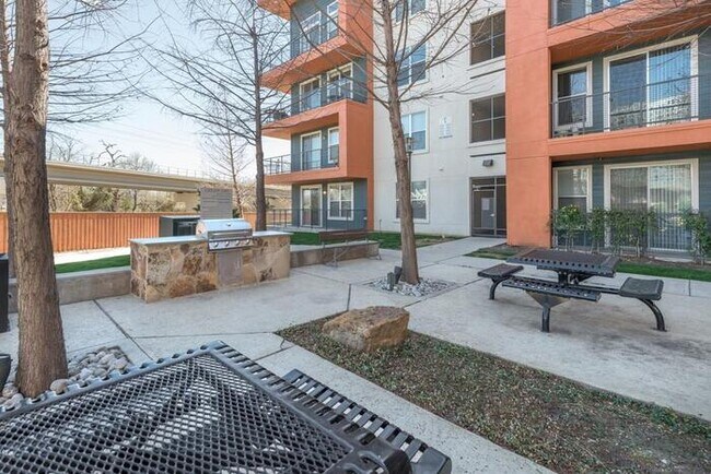 Building Photo - 2140 Medical District Dr