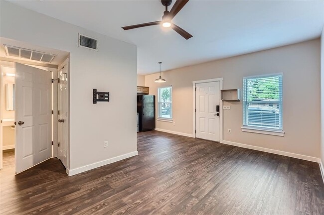 Building Photo - 2106 Cullen Ave