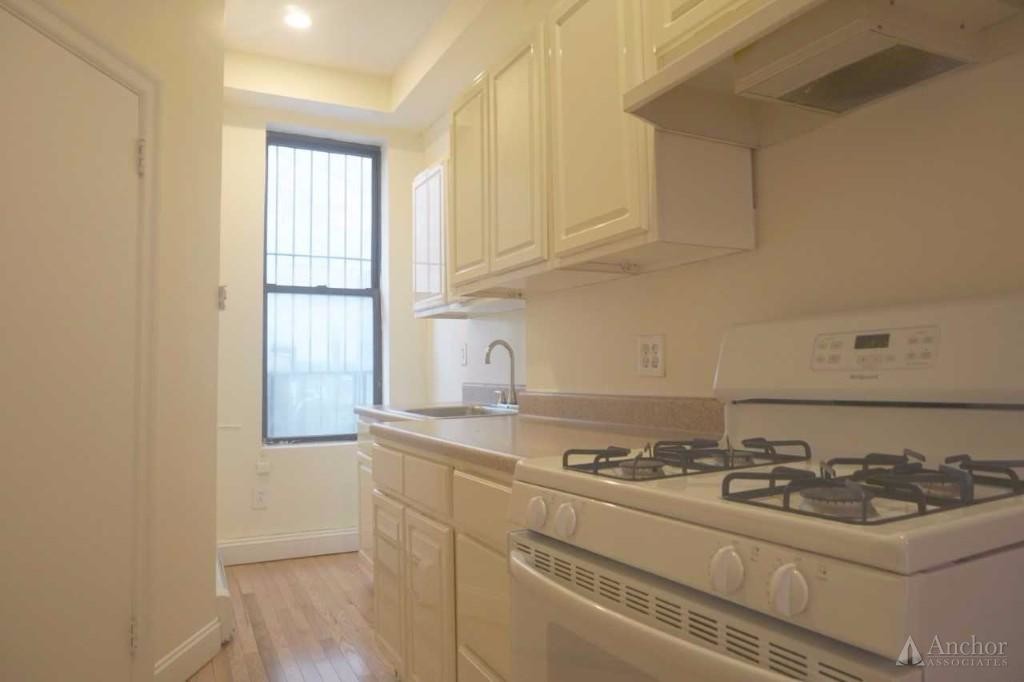 Building Photo - 251 E 85th St